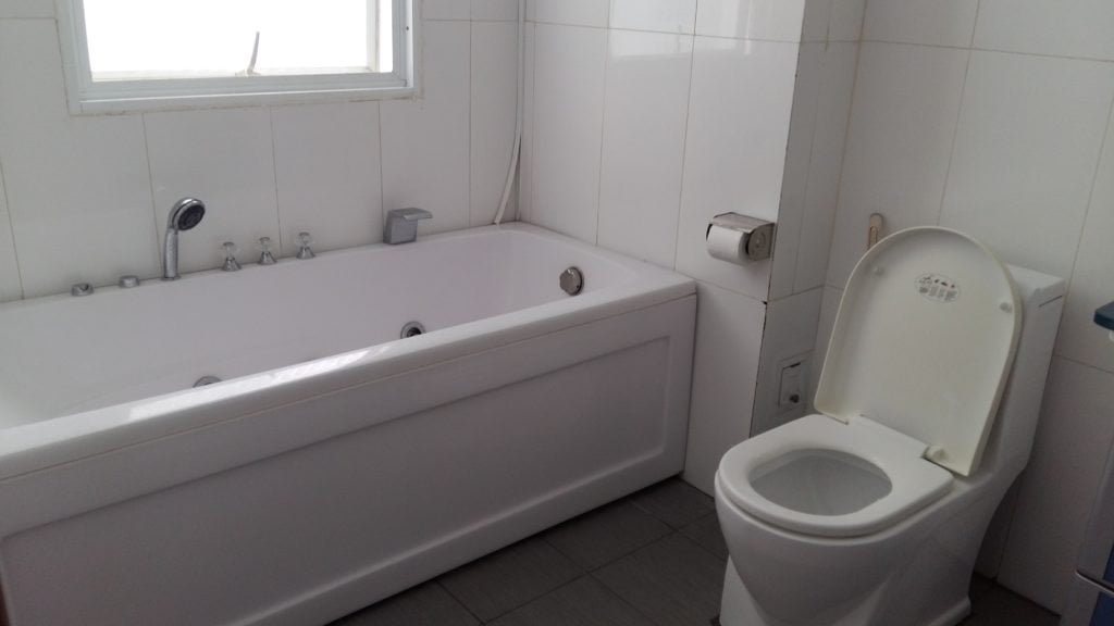 Bồn tắm nằm tiện nghi, lịch sự. Biet thu Vung Tau Ali 9 - toilet 2.