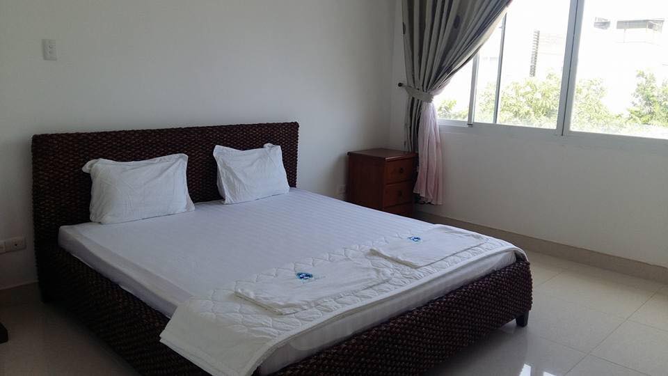 Phòng ngủ 2 có 1 giường với đầy đủ ánh sáng khi không cần mở đèn. Biet thu Vung Tau Ali 9 - phong ngu 2.