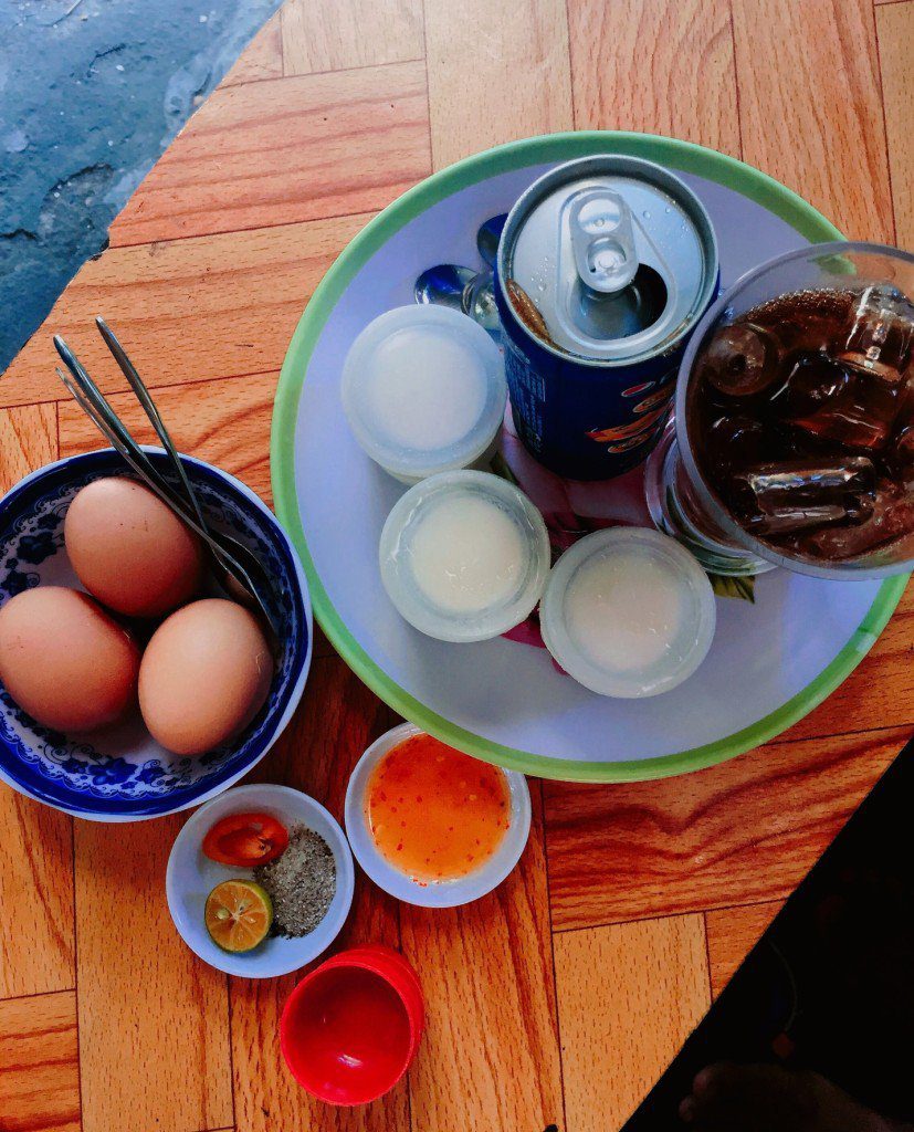 quan co day du nuoc giai khat, yaourt, banh bong lan va ca trung long dao, nhung mon an va thuc uong nay neu deu duoc ban voi gia binh dan va chat luong