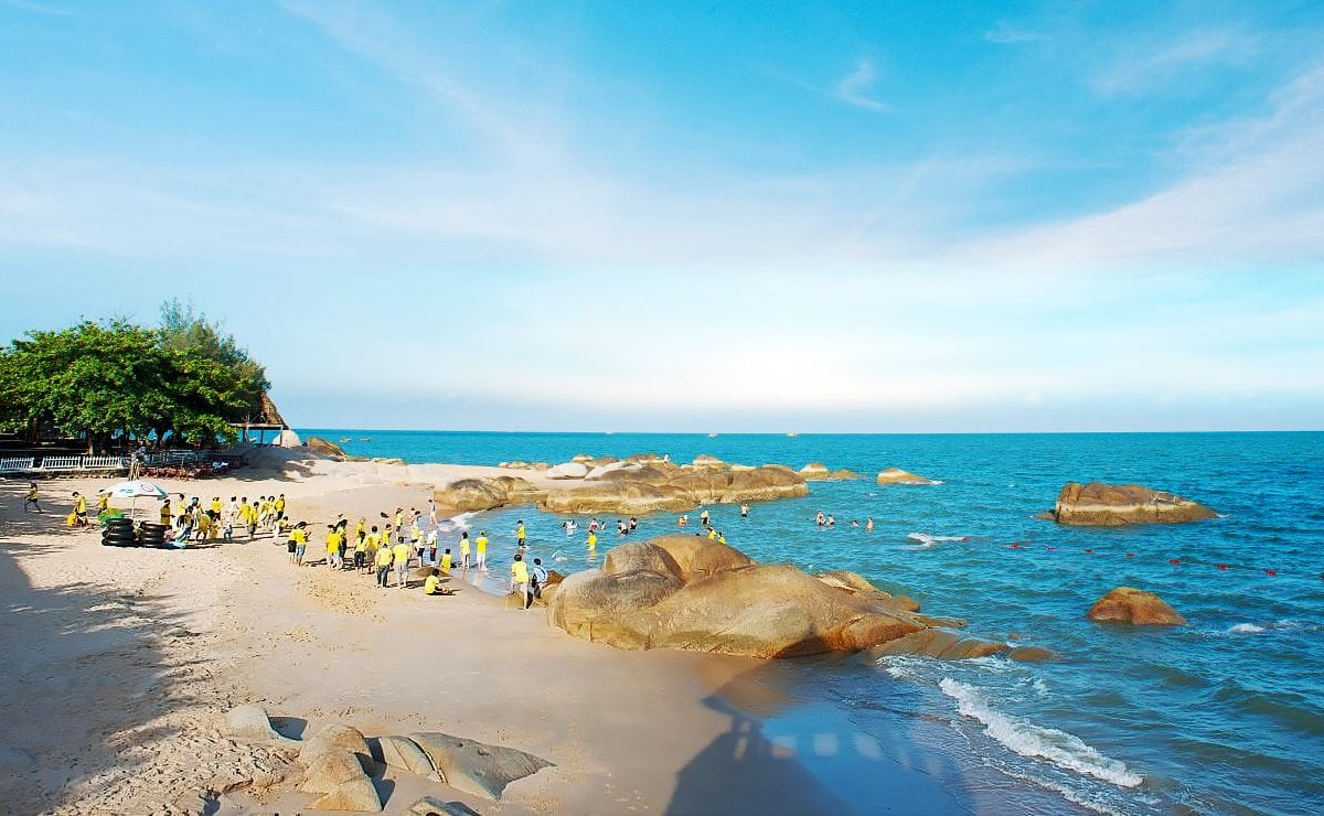 Hãy xem bức ảnh tuyệt đẹp của Vũng Tàu để khám phá bờ biển nghỉ dưỡng tuyệt vời ở Việt Nam. Với những bãi cát trắng tinh khiết và các dịch vụ tiện ích đầy đủ, bạn chắc chắn sẽ có những giờ phút sảng khoái và thư giãn tuyệt vời.